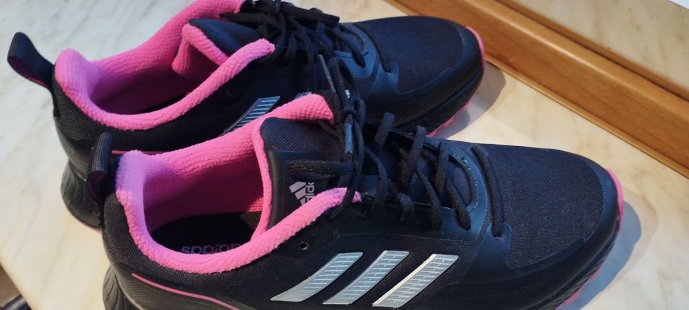 Маратонки adidas.