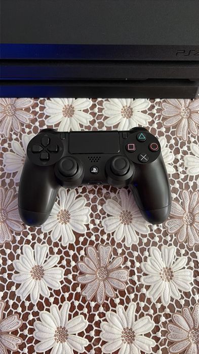 Продавам Play Station 4 pro 1TB
