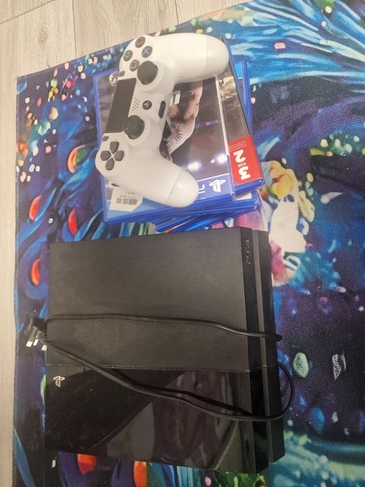 Vand ps4 cu 11 jocuri si o maneta