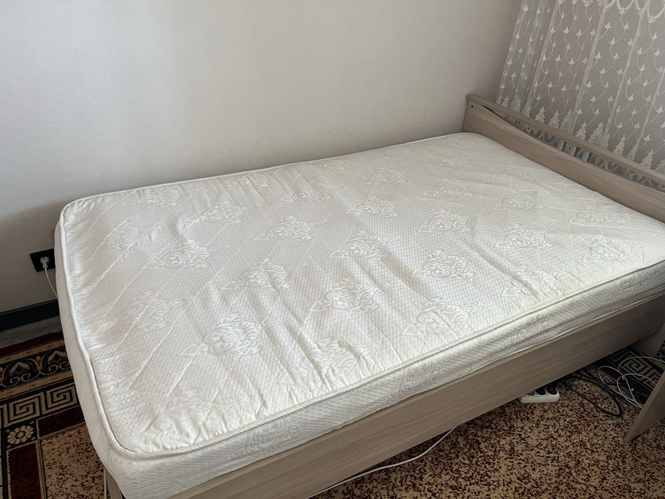 Продам кровать полуторку