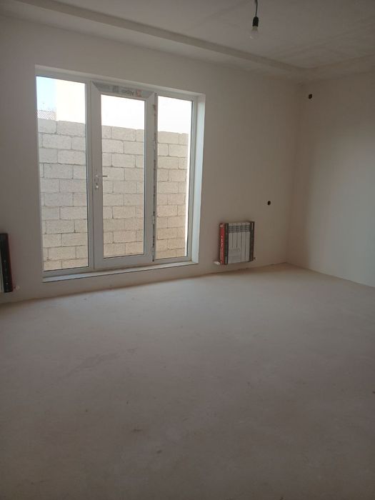 Uy sotiladi. Yangi qurilgan. Yoshlik ko'chada shashlik sitini orqasida