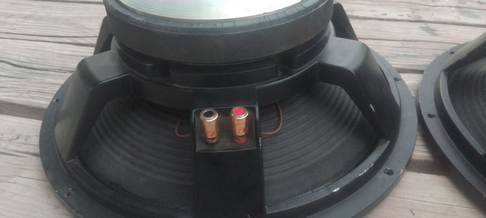 Динамик 15 дюймли JBL сотилади.