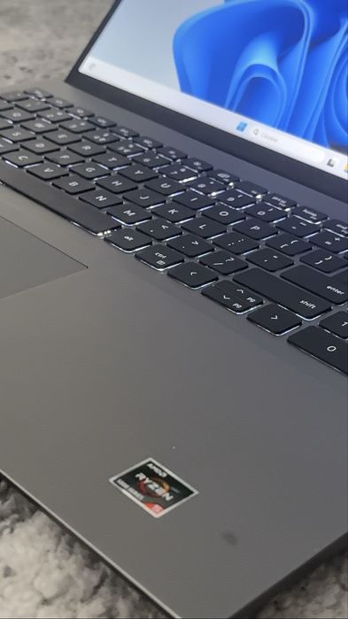 Dell Vostro 5625 Ryzen 5 / 16GB RAM / 512GB SSD / Tastatură iluminată