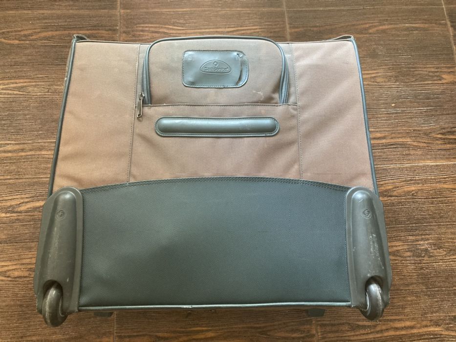 Troller samsonite , stare buna,dimensiuni 59/59/25 cm.