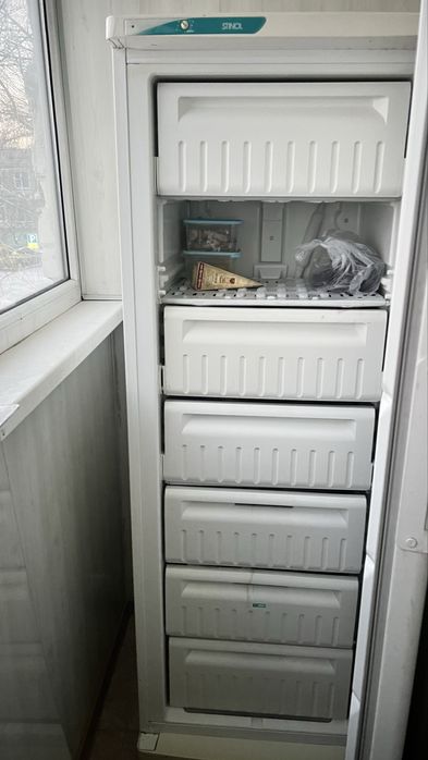 Продам вертикальную морозильную камеру