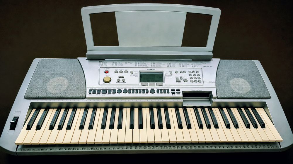 Продавам синтезатор YAMAHA PSR 450