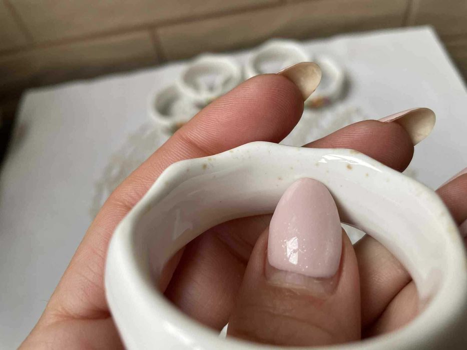 Красиви пръстени от костен порцелан от Англия с рози