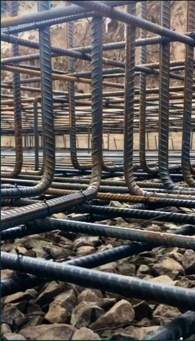 Casa la rosu 250 euro mp și 500 euro la gata