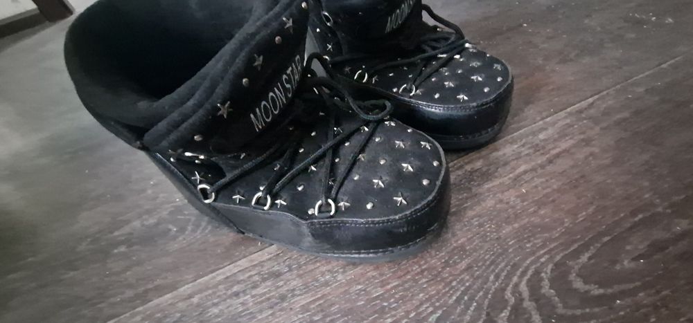 Продам зимние черные ботинки, угги. Модные, красивые.