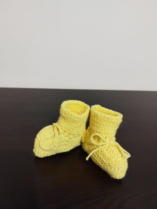 Ръчно плетени бебешки терлички и жилетки