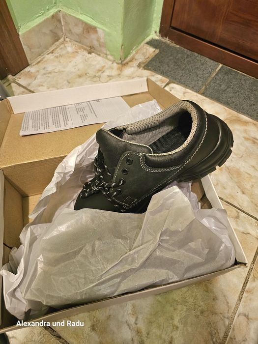 Pantofi de protectie cu bombeu metalic, piele, negru