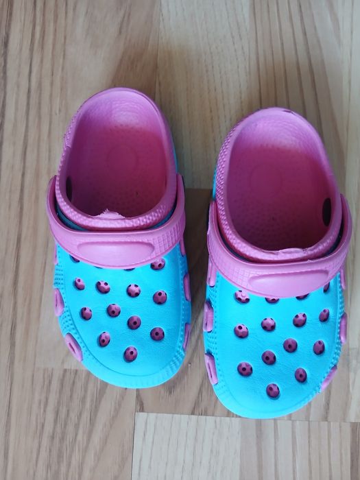 Подарявам детска  пижама рр 104  и чехли н. 26