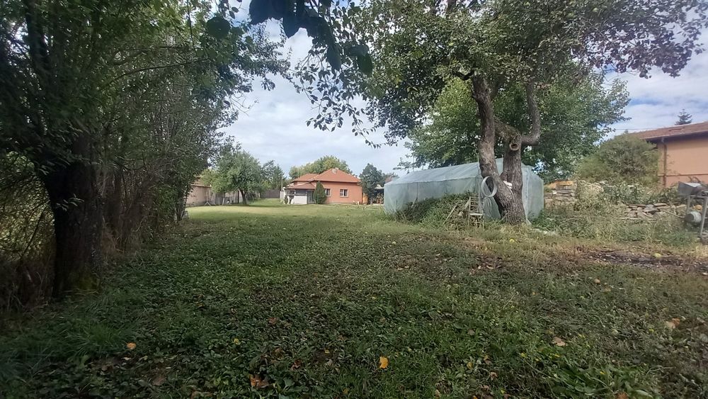 Къща с голям двор