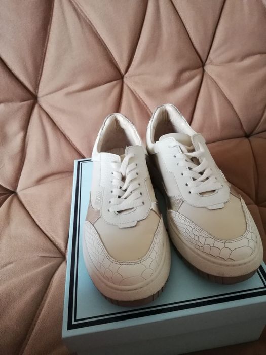 Женские кроссовки