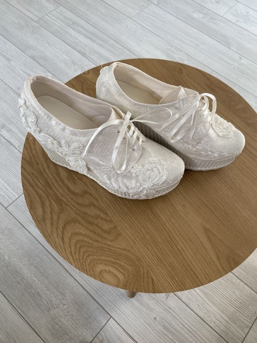 Бели дантелени обувки на платформа