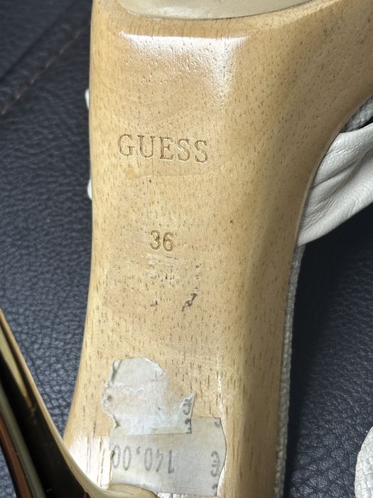 Sandalute cu toc Guess