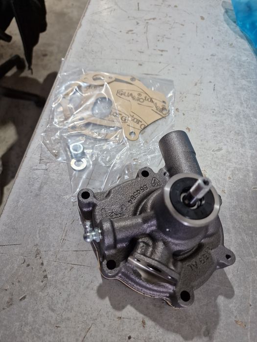 Pompa apă tractor fiat 312 originala import Italia preț 650 lei se pat