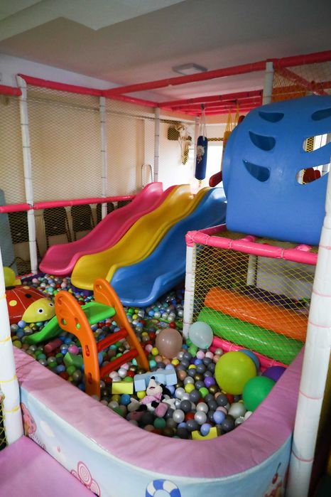 Vând afacere activă – Loc de joacă pentru copii cu piscină încălzită | Sector 2, București – URGENT