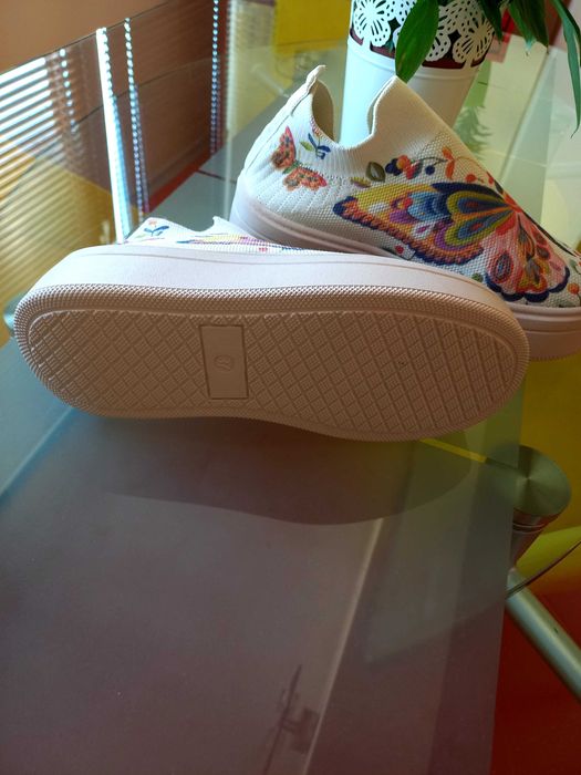 Текстилни цветни обувки на платформа