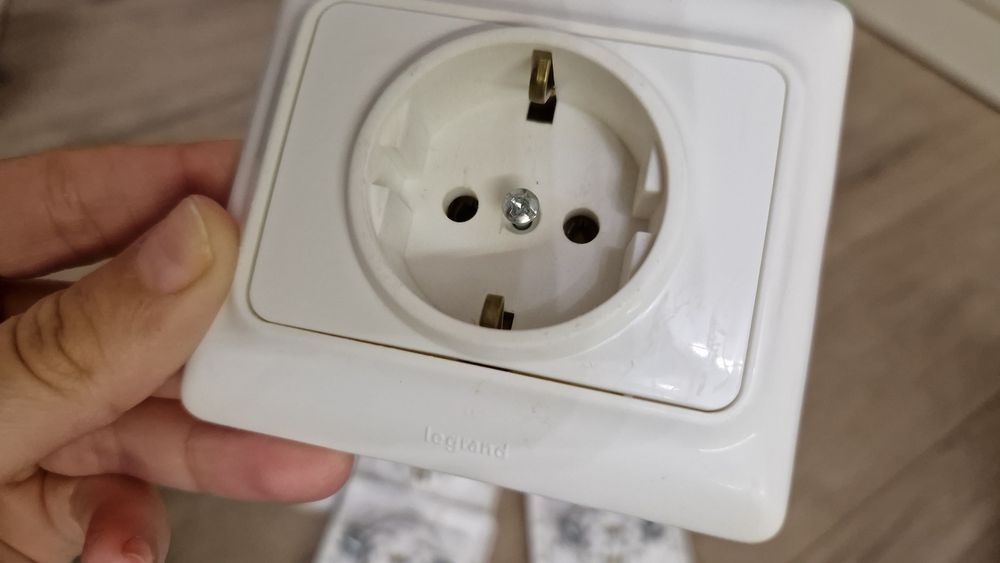 Ел. Ключ и контакт на Legrand