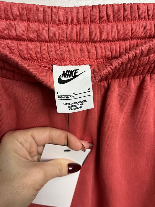 Ново долнище Nike