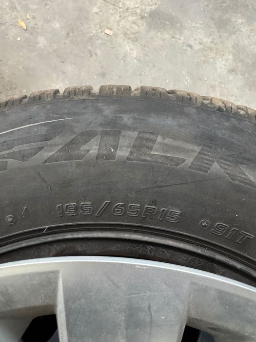Зимни гуми Falken 195/65/15 с джанти и тасове VW