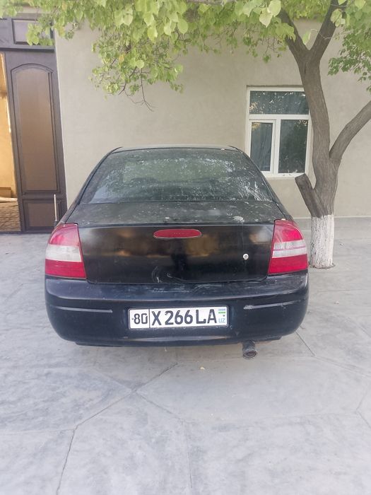 Kia avtomobili sotuvda