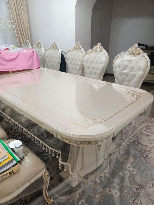 Продам стол и стулья.