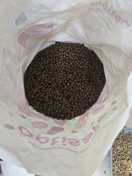 Продам корм ( сухой)