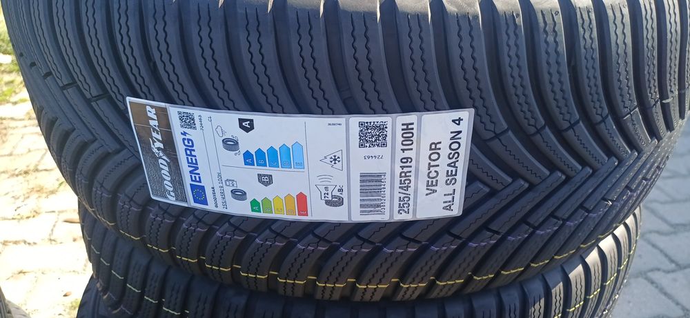 Anvelope Good Year 215 55 R 17 98 W All Season