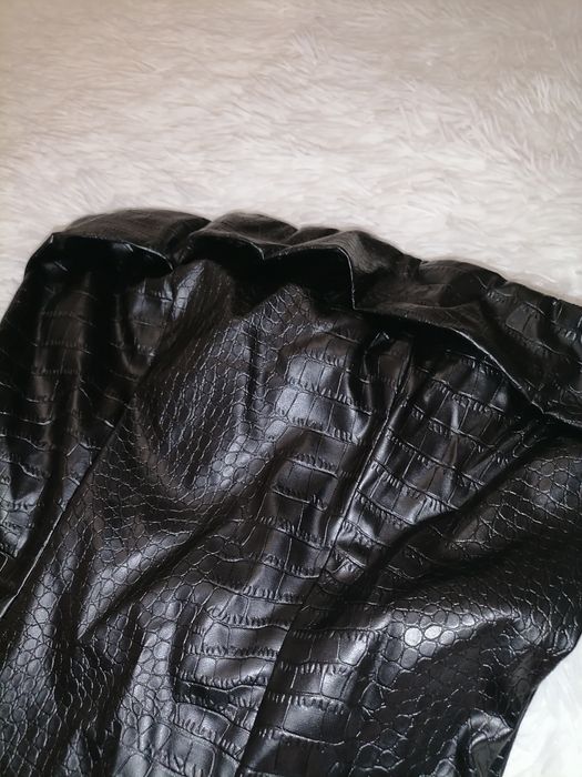 Мини черна рокля с крокодилски ефект