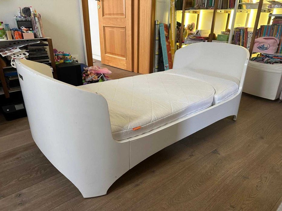 Pătuț premium Leander Classic 0-7 ani + saltea + extensie