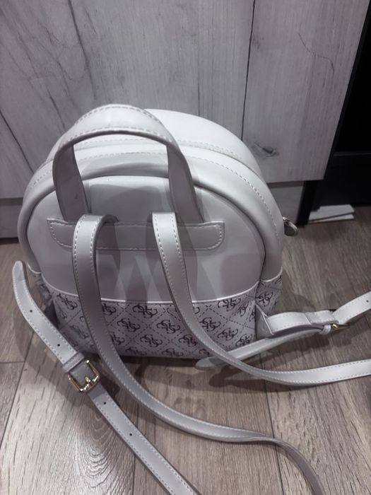 Кожена раница Guess girl