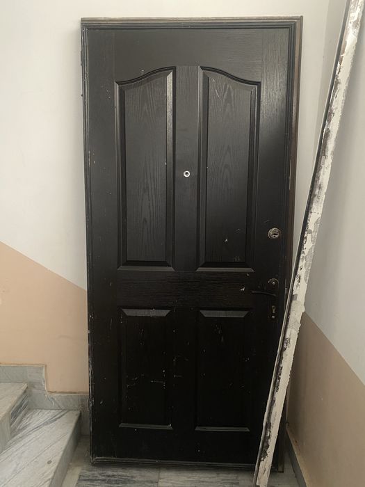 B/u temir eshik. Kvartiraga kirish eshigi.