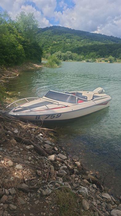 Barcă cu motor de 25 de cai si peridoc