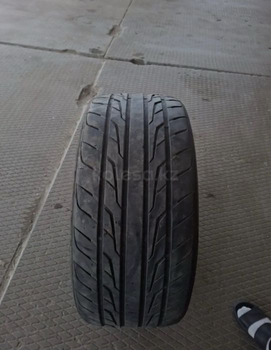 Шины оетние 275/40