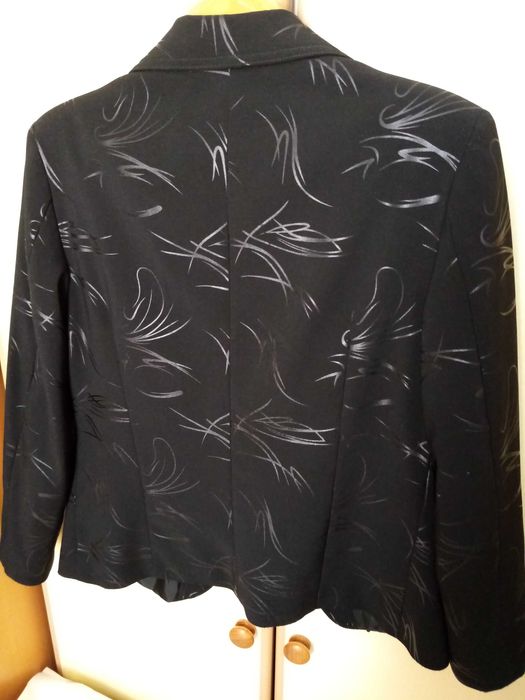 Официални дамски сако и риза.