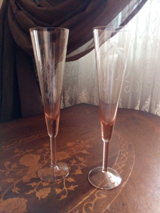 Шикарные конусные фужеры из старинного йодового стекла