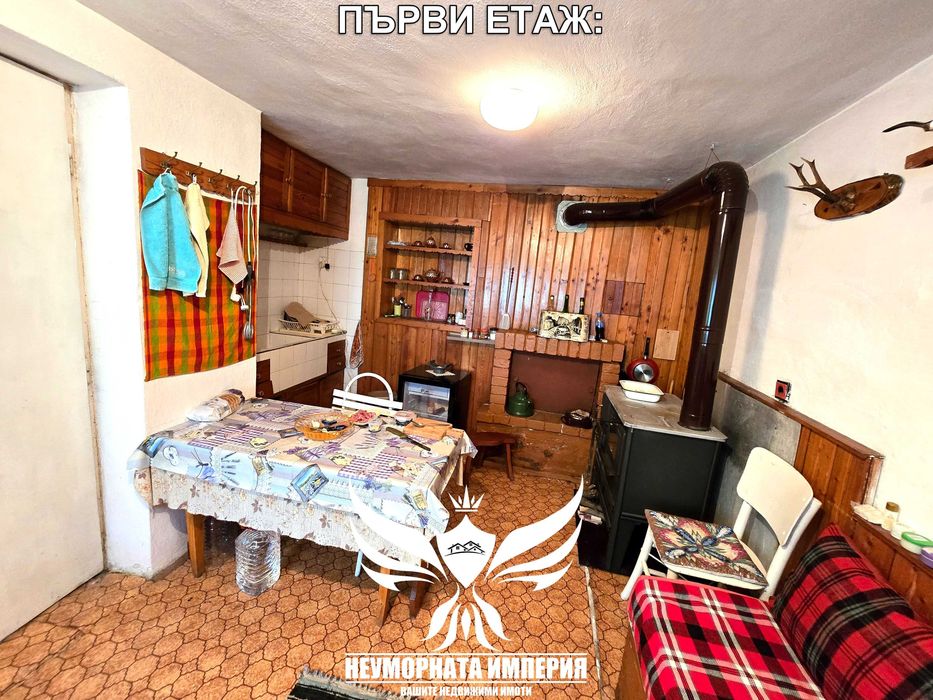 Продавам триетажна къща/вила с постройки 70РЗП с 400кв.м. двор в село Яврово вилна зона