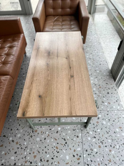 Кафе маса с метална основа и дървесен плот