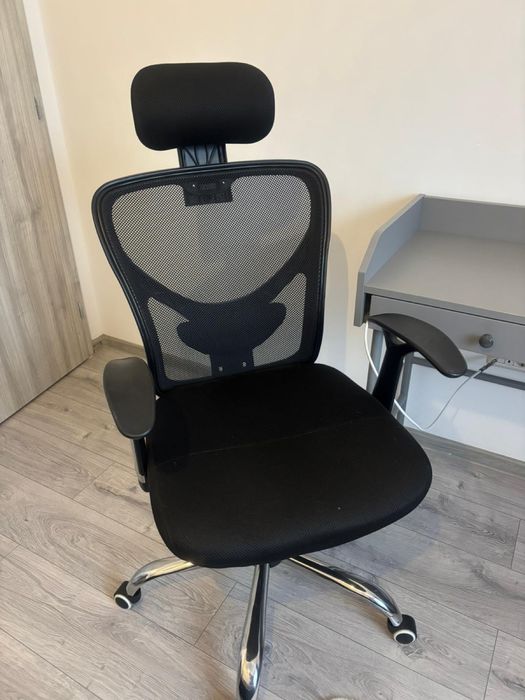 Se vinde comoda ,birou +scaun