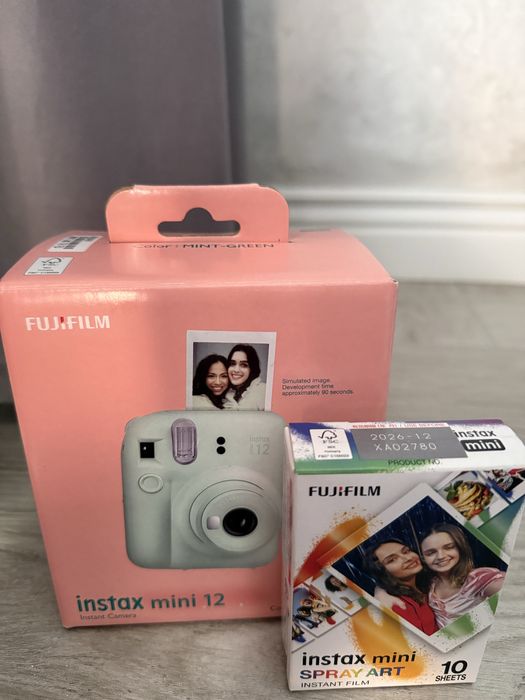 Camera instant Fujifilm Instax Mini 12 sigilată + film inclus | Nouă, cadou