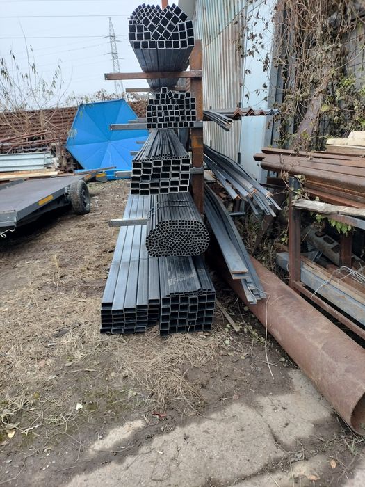 Țeavă metalică și stâlpi pentru gard