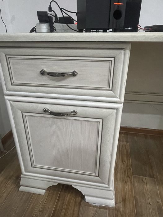 Продам писменный стол в хорошем состоянии