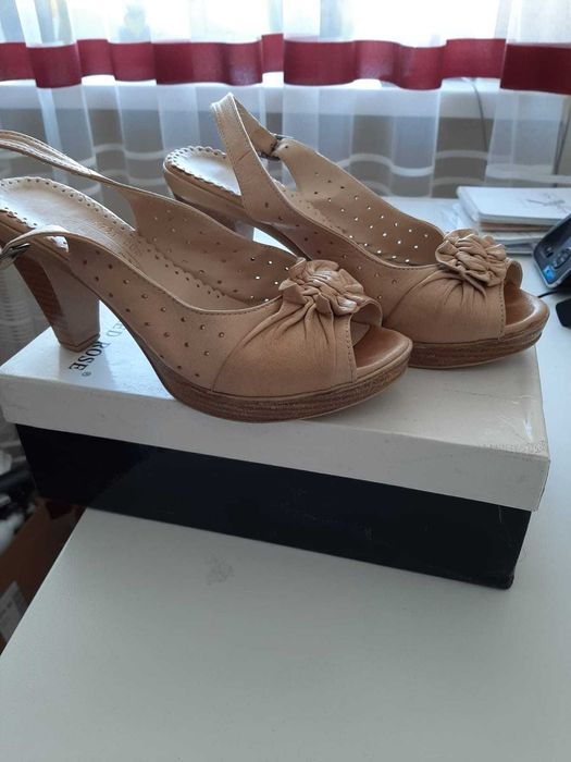 Продам женские босоножки