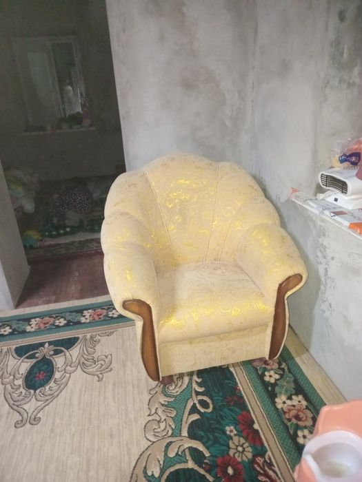 Диван и два кресла.