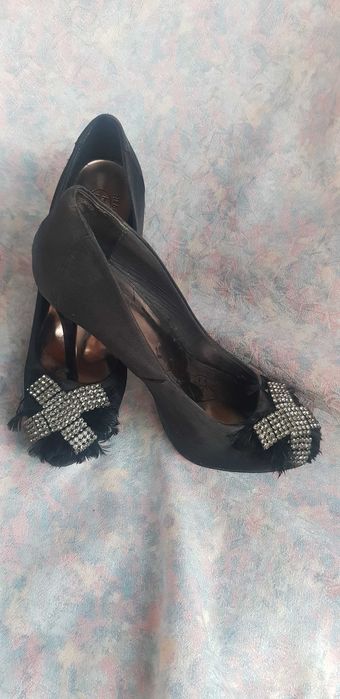 pantofi negri cu toc inalt si decoratiune argintie