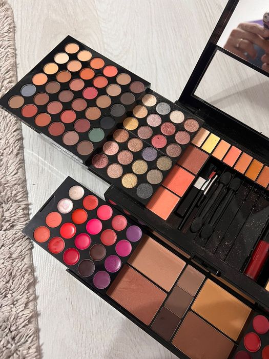 Trusa machiaj putin folosita decât 2 culori