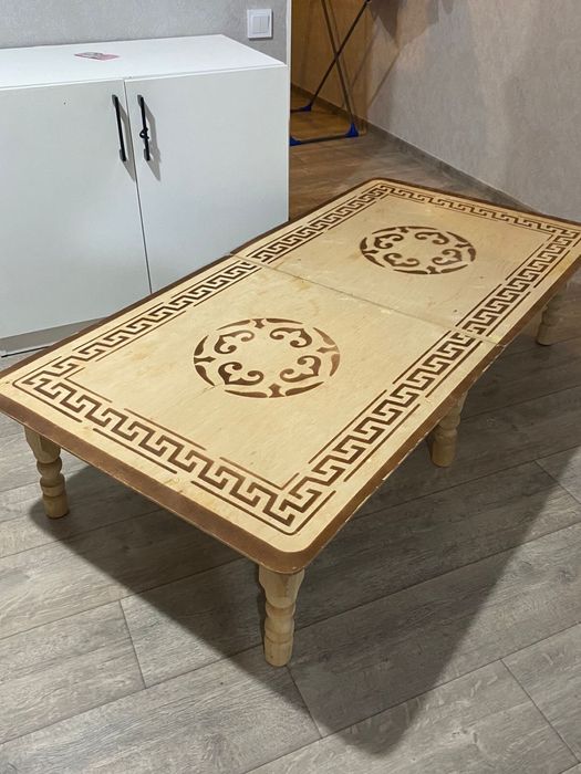 Стол для гостей