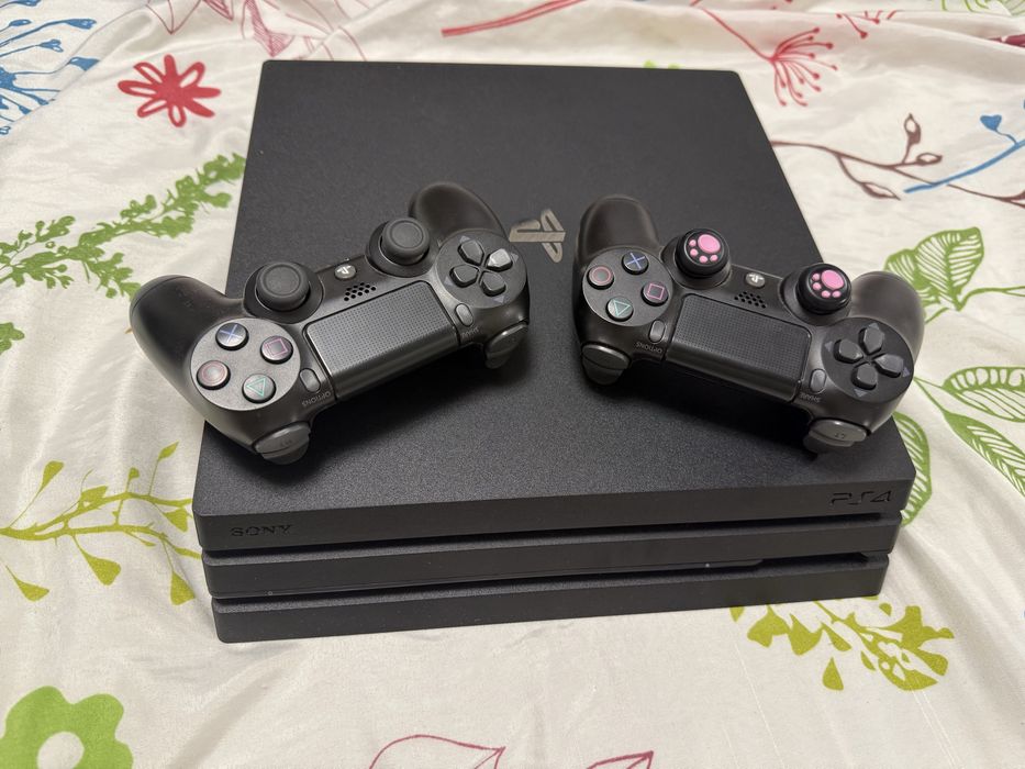 Playstation 4 PRO + 2 controlere+ cablu HDMI + incarcator controlere